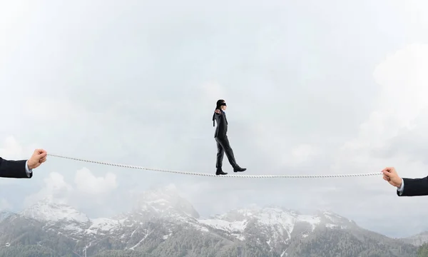 Mit Verbundenen Augen Spaziert Geschäftsmann Seil Über Lücke — Stockfoto