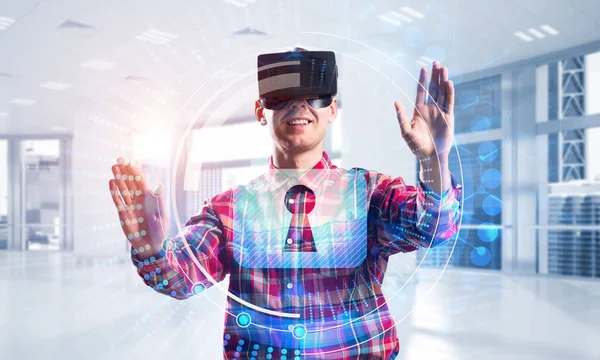 Guy wearing virtual headset — Stock Photo, Image