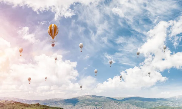 Paisagem Natural Com Balões Voadores Entre Altas Montanhas Paisagens Nubladas — Fotografia de Stock