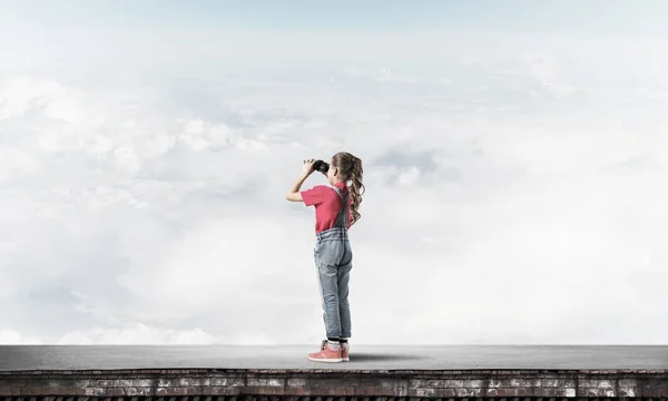 Roztomilé Dívka Školního Věku Střeše Budovy Při Pohledu Dalekohledu — Stock fotografie