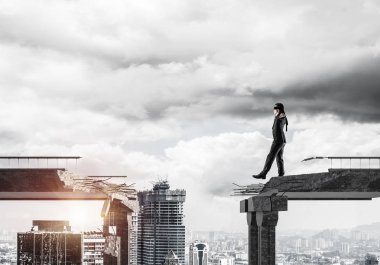 İşadamı blindfolded yürüyüş 