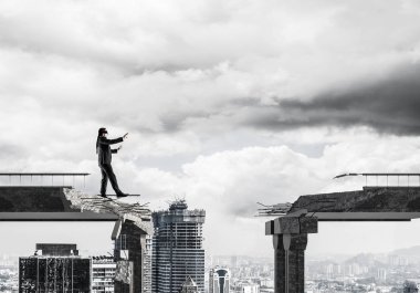 İşadamı blindfolded yürüyüş 