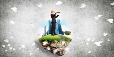 adam yeşil yüzen ada üzerinde ayakta