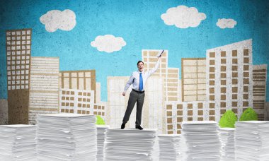 Arka plan, karma ortam üzerinde çizilmiş cityscape ile kağıt evrak yığını üzerinde dururken el kitabı ile uydurarak işadamı