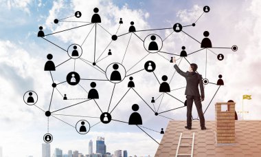 adam çatıda sırt ile ayakta 