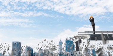 Genç takım elbise ve kask mühendisi