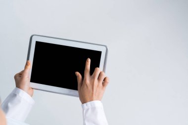 Tablet pc aygıtı doktorun elinde boş ekran ile
