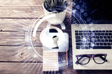 Açılan dizüstü bilgisayar ve diğer işleri