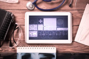 Beyaz tablet pc ve doktor araçları 