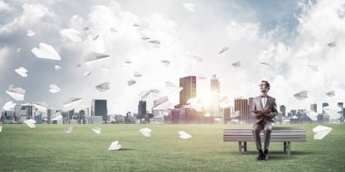 komik adam kırmızı gözlük