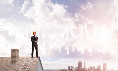 işadamı Çatının kenarında elbiseli