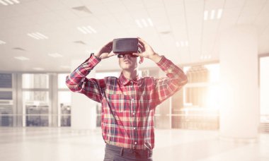 Sanal gerçeklik kulaklığı olan adam. 