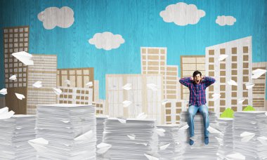 Gündelik giysili genç adam. 