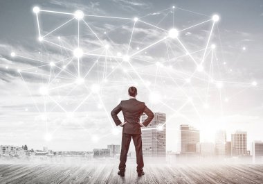 İşadamı arkasını kolluyor ve ağ çizimi kavramına bakıyor