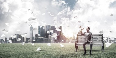 bankta oturan genç işadamı