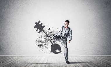 Boş iç mekandaki azimli iş adamı bacak tekmeleme taş figürü ile kırılıyor.