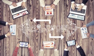 Bir grup insan cihazlar ile 