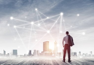 İşadamı arkasını kolluyor ve ağ çizimi kavramına bakıyor