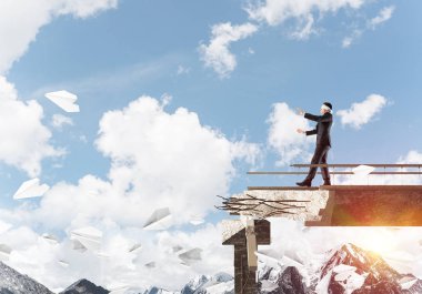 İşadamı blindfolded yürüyüş 