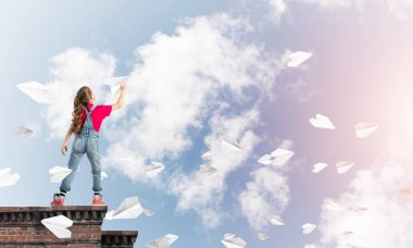 Mutlu sevimli kız bina 