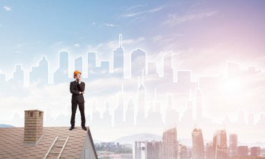 işadamı Çatının kenarında elbiseli