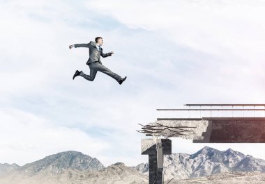 Arka planda, 3d render doğa manzaralı zorlukların üstesinden sembolü olarak büyük boşluğu beton köprü üstünden atlayarak işadamı