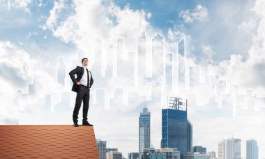 evin çatısında duran işadamı 