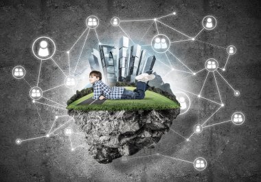 yüzen ada ve mutlu çocuk