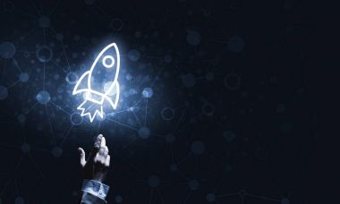 Hafif roket gösteren bir el mans