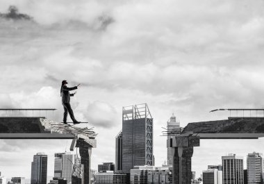 İşadamı blindfolded yürüyüş 