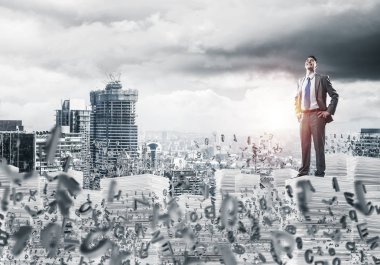 Takım elbiseli, kentin manzarası ve arka planında güneş ışığı olan uçan mektupların arasında duran kendine güvenen genç iş adamı. Karışık ortam.