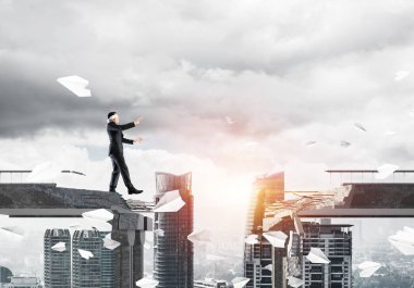 İşadamı blindfolded yürüyüş 