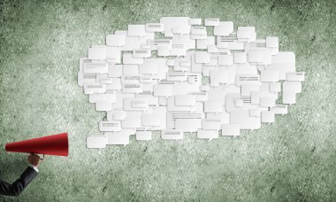 Kontrolden çıkan kırmızı kağıt trompet ve konuşma bulut holding iş kadını