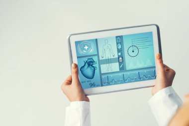 Doktorun ellerinde ilaç arayüzü ekranı olan tablet pc aygıtı