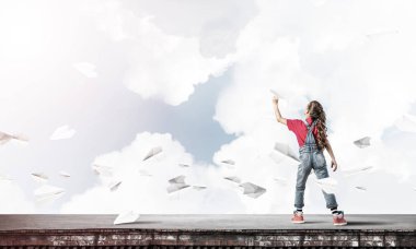 Mutlu sevimli kız bina 