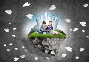  kitap ile yüzen adada Eko kavramı çocuklarım oturuyor.