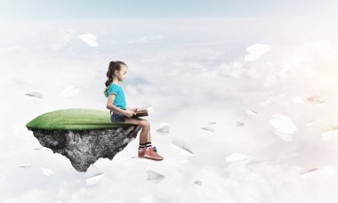 sevimli gülümseyen kız 