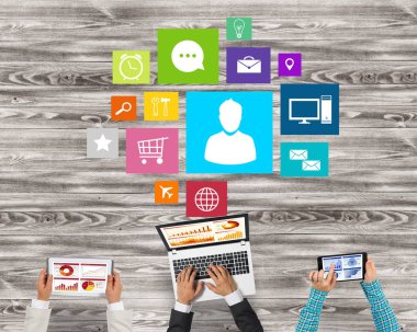 Bir grup insan cihazlar ile 