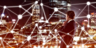 İşadamı gece cityscape sosyal bağlantı medya kavramı seyir karşı