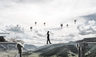 İşadamı blindfolded yürüyüş 