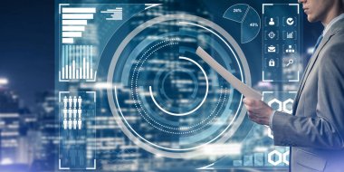 Sanal panel arayüzüne karşı iş adamının arka görünümü belgeleri elinde tutuyor