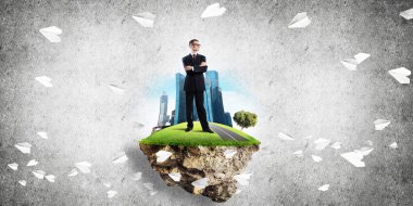 adam yeşil yüzen ada üzerinde ayakta