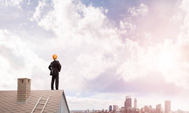 işadamı Çatının kenarında elbiseli