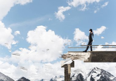 İşadamı blindfolded yürüyüş 