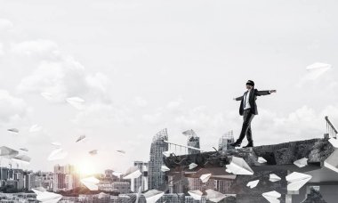 İşadamı blindfolded yürüyüş 