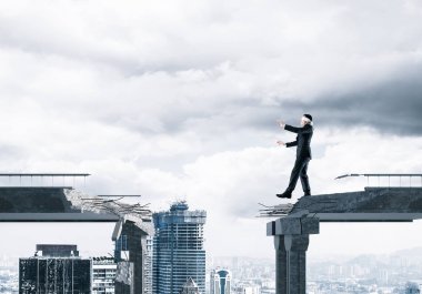 İşadamı blindfolded yürüyüş 