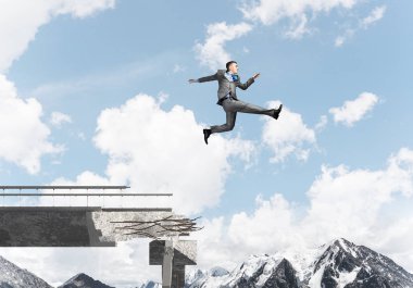 Arka planda, 3d render doğa manzaralı zorlukların üstesinden sembolü olarak büyük boşluğu beton köprü üstünden atlayarak işadamı