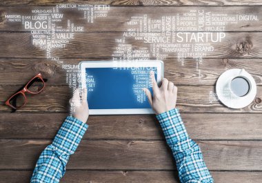 Kadının tablet ile Üstten Görünüm 