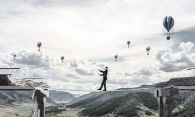 İşadamı blindfolded yürüyüş 