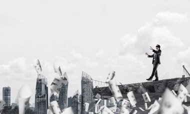 İşadamı blindfolded yürüyüş 